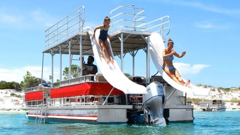 How to Choose Between a Pontoon Boat and a Speed Boat for Your Group